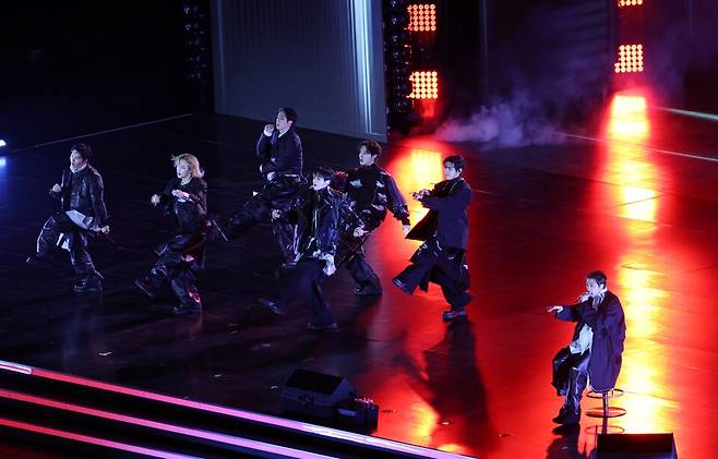방탄소년단(BTS)이 21일 서울 광화문광장에서 컴백 기념 공연인 'BTS 컴백 라이브: 아리랑'을 펼치고 있다. ⓒ사진공동취재단