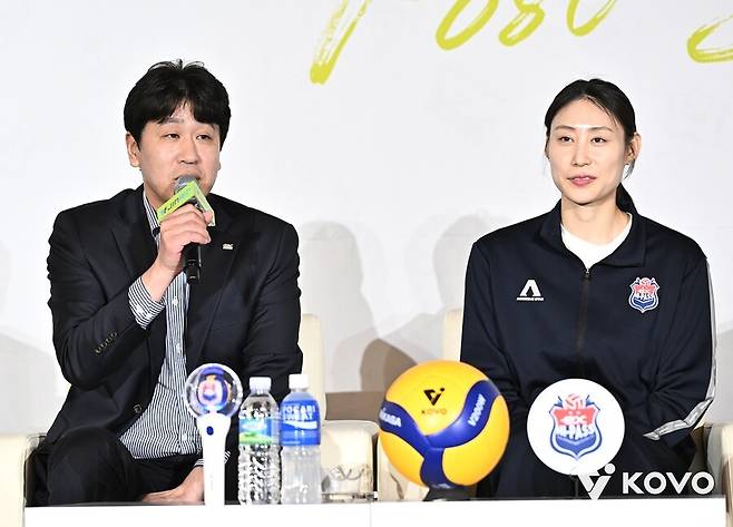 ▲ 왼쪽부터 한국도로공사 김종민 감독, 배유나 ⓒKOVO
