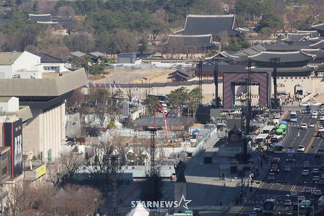 방탄소년단(BTS)의 서울 광화문광장 컴백 공연을 앞둔 19일 서울 종로구 광화문광장에서 무대 준비가 진행되고 있다. 2026.03.19. xconfind@newsis.com /사진=뉴시스 조성우