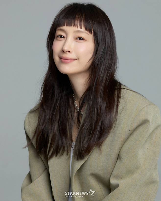 ENA 드라마 '아너'의 배우 이나영이 11일 서울 종로구 삼청동에서 진행된 라운드 인터뷰를 위해 포즈를 취하고 있다. /사진제공=이든나인/2026.03.11 /사진=김휘선 hwijpg@