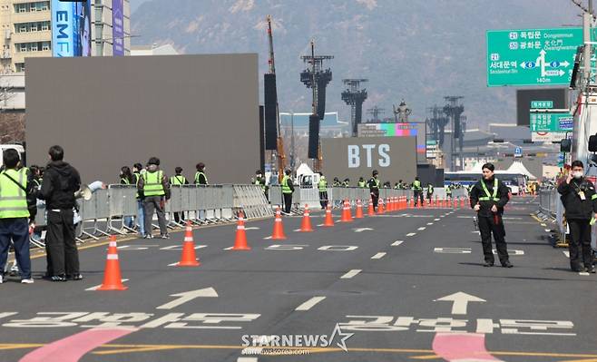 [서울=뉴시스] 권창회 기자 = 방탄소년단(BTS) 컴백 공연 당일인 21일 서울 종로구 광화문광장 일대가 통제되고 있다. 2026.03.21. kch0523@newsis.com /사진=권창회