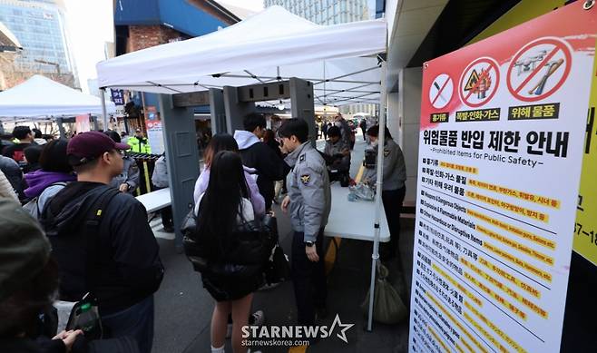 [서울=뉴시스] 권창회 기자 = 방탄소년단(BTS) 컴백 공연 당일인 21일 서울 종로구 광화문광장 일대 출입게이트에서 검문검색이 이뤄지고 있다. 2026.03.21. kch0523@newsis.com /사진=권창회