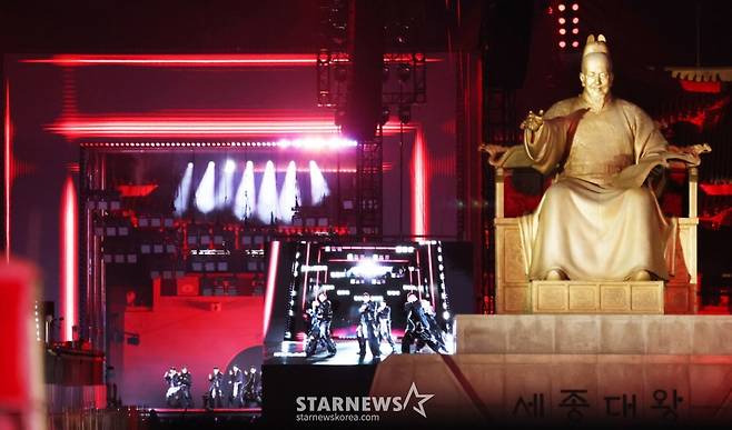 그룹 방탄소년단이  21일 서울 종로구 광화문 광장에서 컴백 공연을 하고 있다. /2026.03.21 /사진=김휘선 hwijpg@