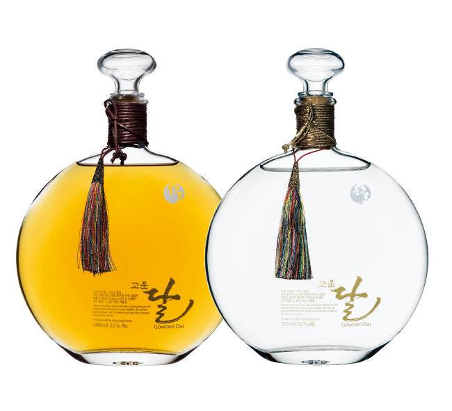 오미자로 만든 와인을 증류해 숙성시킨 고운달 오크(왼쪽)와 고운달 백자. 오미나라 제공