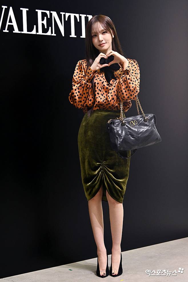 종잇장 각선미에 마네킹 비율