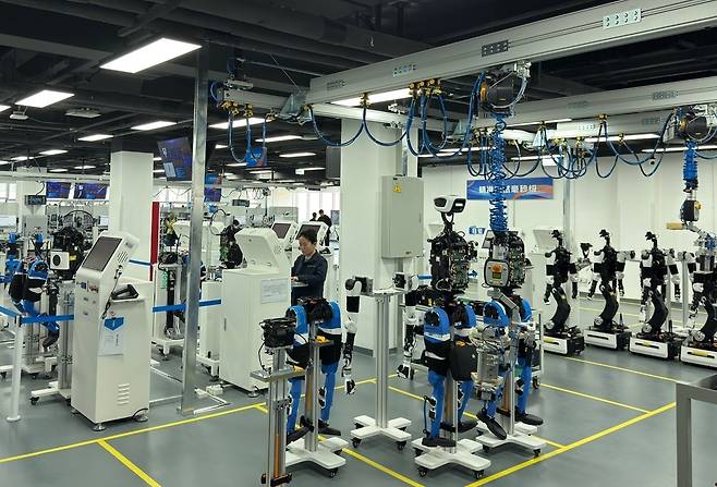 완성 앞둔 중국 로봇     (베이징=연합뉴스) 정성조 특파원 = 20일 오후 중국 베이징 휴머노이드 로봇 혁신 센터 시험·검증 플랫폼에서 연구원들이 로봇 부품을 테스트하고 있다. 2026.3.21 xing@yna.co.kr