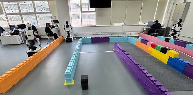 코스 이동 훈련하는 중국 로봇들     (베이징=연합뉴스) 정성조 특파원 = 20일 오후 중국 베이징 휴머노이드 로봇 혁신 센터 시험·검증 플랫폼에서 '톈궁'의 로봇들을 테스트 중인 모습. 2026.3.21 xing@yna.co.kr