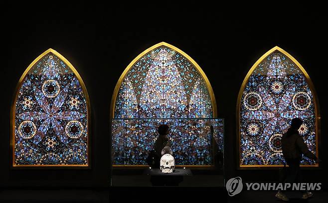 데이미언 허스트 개인전 개최 (서울=연합뉴스) 이재희 기자 = 18일 서울 종로구 국립현대미술관에서 열린 영국 작가 데이미언 허스트의 개인전 '진실은 없어 그러나 모든 것은 가능하지'에 '신의 사랑을 위하여'(앞)와 '신의 무한한 권능과 영광을 묵상하며'(뒤) 작품이 전시돼 있다. 이 전시는 오는 20일부터 6월 28일까지 열린다. 2026.3.18 scape@yna.co.kr