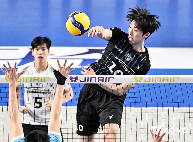 공격하는 현대캐피탈의 김진영 [한국배구연맹 제공. 재판매 및 DB 금지]