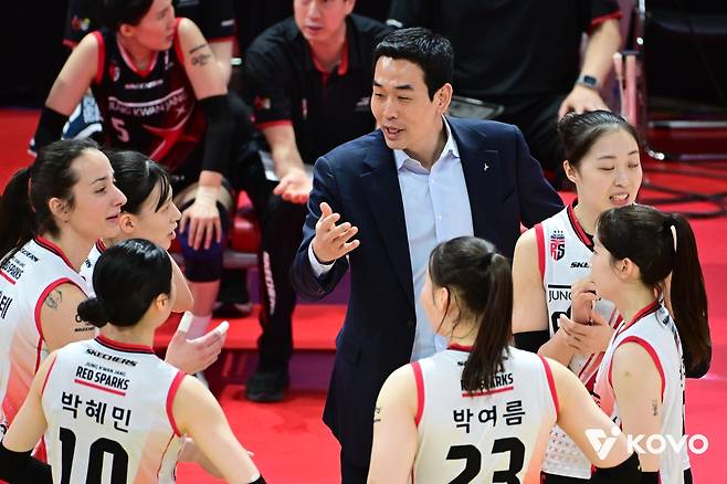 작전 지시하는 고희진 정관장 감독(중앙) [한국배구연맹 제공. 재판매 및 DB 금지]