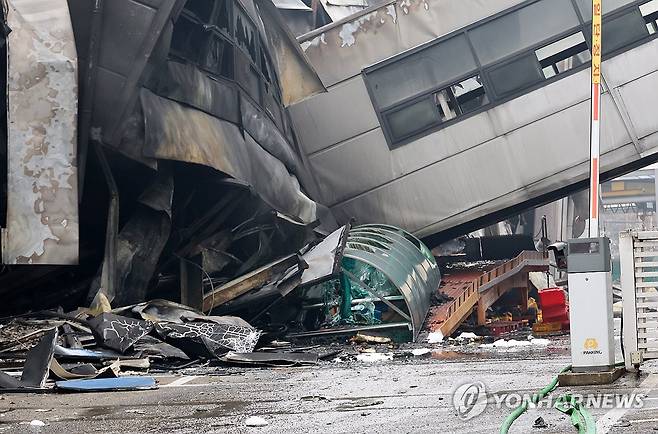 처참한 화재 현장 (대전=연합뉴스) 김준범 기자 = 21일 오전 대형 화재가 발생한 대전 대덕구 안전공업의 외관 모습. 2026.3.21 psykims@yna.co.kr