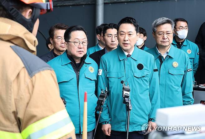 사고 현황 확인하는 장동혁 (대전=연합뉴스) 김준범 기자 = 국민의힘 장동혁 대표가 21일 오전 대전 대덕구 자동차부품 제조 공장인 안전공업 화재 현장을 찾아 사고 현황을 확인하고 있다. 2026.3.21 psykims@yna.co.kr