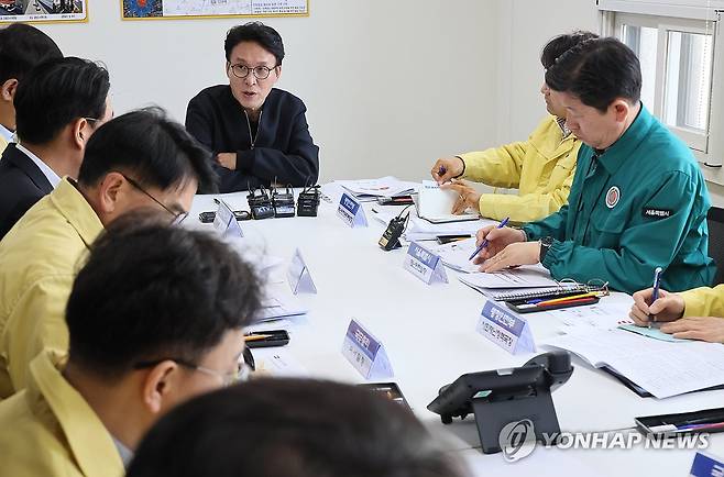 김민석 총리, BTS 컴백 공연 안전관리 확인 (서울=연합뉴스) 이정훈 기자 = 김민석 국무총리가 21일 서울 종로구 세종문화회관에 마련된 BTS 행사 지원 서울시 통합현장본부를 찾아 공연 안전관리 대책과 계획을 점검하고 있다. 2026.3.21 uwg806@yna.co.kr