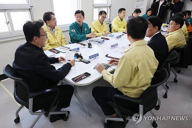 BTS 컴백 공연 안전관리 점검 나선 김민석 총리 (서울=연합뉴스) 이정훈 기자 = 김민석 국무총리가 21일 서울 종로구 세종문화회관에 마련된 BTS 행사 지원 서울시 통합현장본부를 찾아 공연 안전관리 대책과 계획을 점검하고 있다. 2026.3.21 uwg806@yna.co.kr