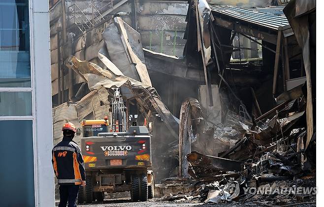 화재의 흔적만 (대전=연합뉴스) 김준범 기자 = 21일 오후 대형 화재가 발생했던 대전 대덕구 안전공업의 건물이 골격만 남아 있다. 2026.3.21 psykims@yna.co.kr