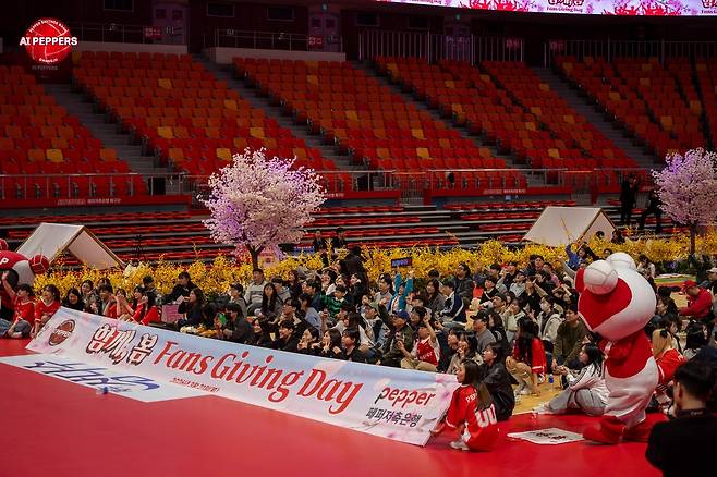 '함께 봄 팬 기빙 데이' 개최한 페퍼저축은행 선수단 [페퍼저축은행 배구단 제공. 재판매 및 DB 금지]