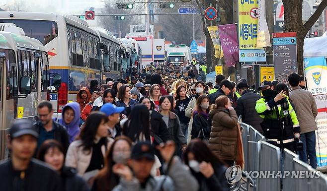광화문 근처는 벌써 '인산인해' (서울=연합뉴스) 한종찬 기자 = 그룹 방탄소년단(BTS)이 정규 5집 '아리랑'(ARIRANG) 발매를 기념해 무료 공연 'BTS 컴백 라이브: 아리랑'(BTS THE COMEBACK LIVE｜ARIRANG)을 여는 21일 서울 광화문 광장 인근에서 시민들이 이동하고 있다. 2026.3.21 saba@yna.co.kr