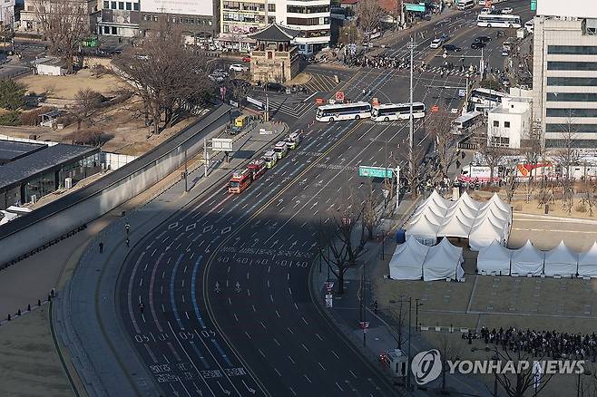 BTS 공연 앞두고 차량 통행 통제된 도로 (서울=연합뉴스) 서대연 기자 = 그룹 방탄소년단(BTS)이 정규 5집 '아리랑'(ARIRANG) 발매를 기념해 무료 공연 'BTS 컴백 라이브: 아리랑'(BTS THE COMEBACK LIVE｜ARIRANG)을 여는 21일 서울 종로구 동십자각 교차로 인근 도로의 차량 통행이 통제되고 있다. 
    BTS 멤버들이 서는 무대를 중심으로 적선교차로에서 동십자각교차로 구간은 '진공상태'로 만들어 이중·삼중으로 펜스를 치고 일반인 출입을 막는다. 2026.3.21 dwise@yna.co.kr