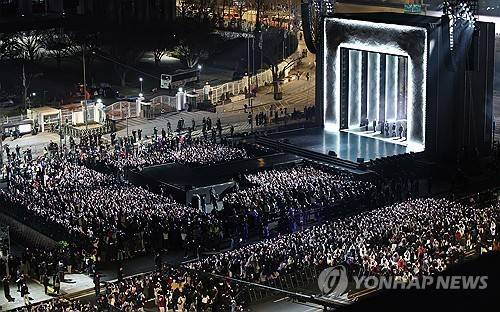방탄소년단(BTS) 광화문 공연 (서울=연합뉴스) 그룹 방탄소년단(BTS)이 21일 서울 광화문 광장에서 정규 5집 '아리랑'(ARIRANG) 발매를 기념해 무료 공연 'BTS 컴백 라이브: 아리랑'(BTS THE COMEBACK LIVE｜ARIRANG)을 열고 있다. 2026.3.21 [사진공동취재단]