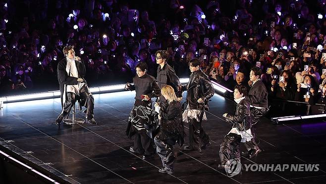 방탄소년단(BTS) 광화문 컴백 공연 (서울=연합뉴스) 그룹 방탄소년단(BTS)이 21일 서울 광화문 광장에서 정규 5집 '아리랑'(ARIRANG) 발매를 기념해 무료 공연 'BTS 컴백 라이브: 아리랑'(BTS THE COMEBACK LIVE｜ARIRANG)을 열고 있다. 2026.3.21 [사진공동취재단] photo@yna.co.kr