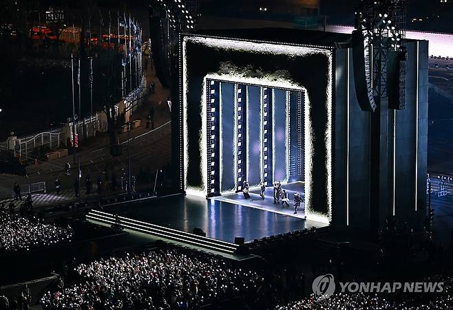 방탄소년단(BTS) 광화문 공연 (서울=연합뉴스) 그룹 방탄소년단(BTS)이 21일 서울 광화문 광장에서 정규 5집 '아리랑'(ARIRANG) 발매를 기념해 무료 공연 'BTS 컴백 라이브: 아리랑'(BTS THE COMEBACK LIVE｜ARIRANG)을 열고 있다. 2026.3.21 [사진공동취재단] photo@yna.co.kr