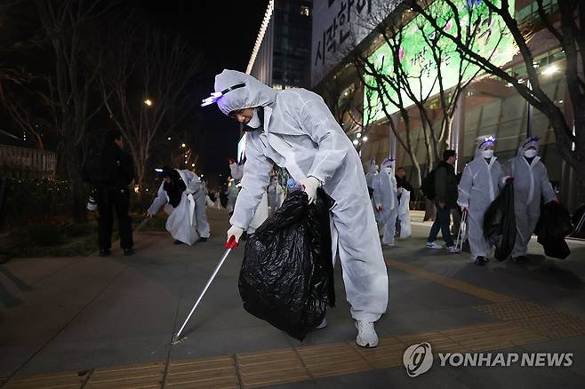 BTS 공연 끝난 뒤 쓰레기 줍는 자원봉사자들 (서울=연합뉴스) 서대연 기자 = 그룹 방탄소년단(BTS)이 정규 5집 '아리랑'(ARIRANG) 발매를 기념해 무료 공연 'BTS 컴백 라이브: 아리랑'(BTS THE COMEBACK LIVE｜ARIRANG)을 마친 21일 서울 종로구 광화문 광장에서 자원봉사자들이 쓰레기를 줍고 있다. 2026.3.21 dwise@yna.co.kr