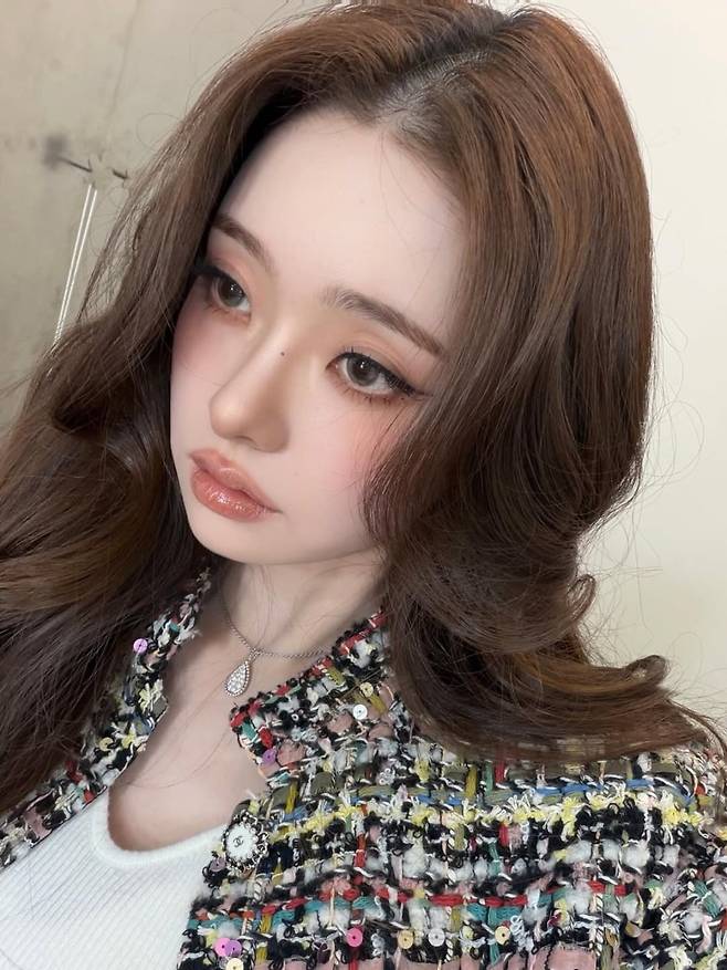 인플루언서 프리지아가 화려한 패션을 선보이고 있다. 사진 = 프리지아 인스타그램