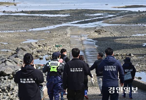 지난 20일 오후 인천시 옹진군 외리 갯벌에서 인천시특별사법경찰과 해경이 불법 해루질 단속을 하고 있다. 2026.3.20 /조재현기자 jhc@kyeongin.com