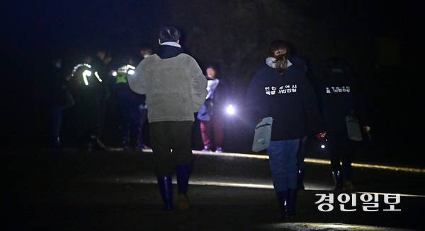 지난 20일 오후 인천시 옹진군 외리 갯벌에서 인천시특별사법경찰과 해경이 불법 해루질 단속을 하고 있다. 2026.3.20 /조재현기자 jhc@kyeongin.com