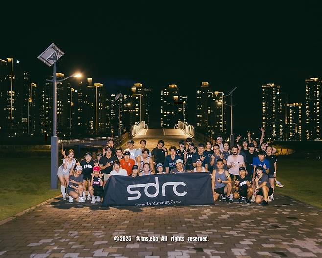 ▲지난해 9월 인천 송도 러닝크루 'SDRC'가 송도 일대에서 정기 러닝 후 단체 기념사진을 찍고 있다. /사진제공=SDRC