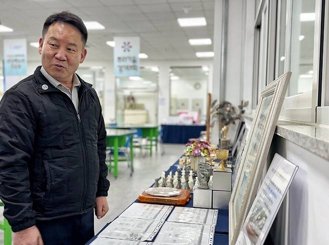 ▲ 한국폴리텍대 남인천캠퍼스에서 황환일 스마트표면처리과 교수가 표면처리 예시를 보여주고 있다.