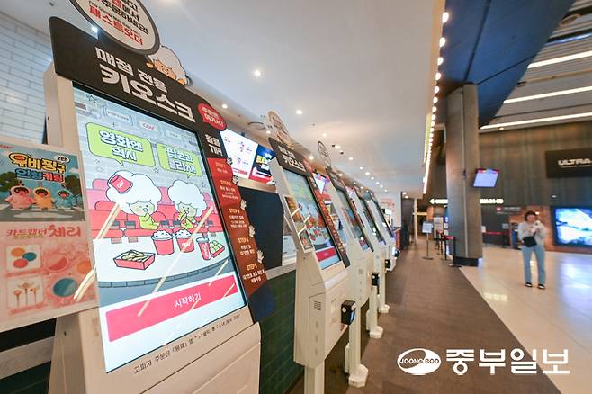 작은영화관 및 멀티플렉스 등 극장가 어려움이 지속되고 있는 가운데 20일 오전 수원시의 한 영화관이 한산한 모습을 보이고 있다. 임채운기자