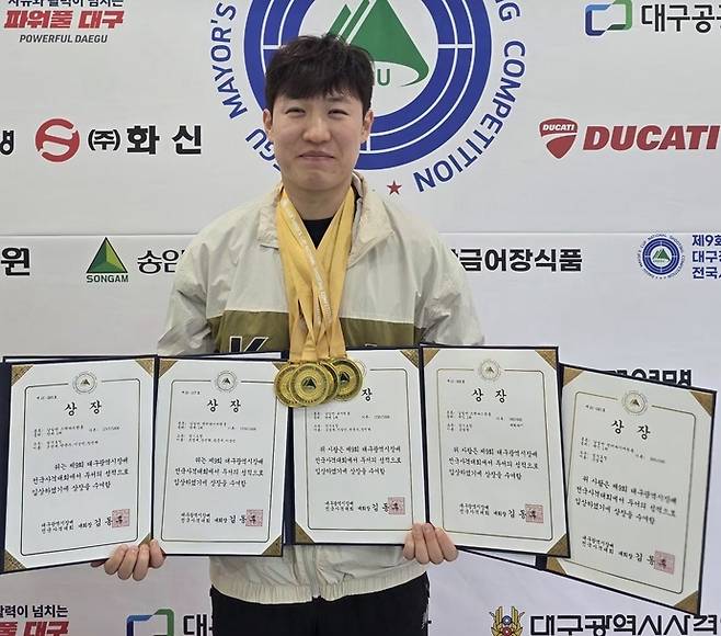 22일 대구국제사격장에서 열린 제9회 대구광역시장배 전국사격대회서 5관왕을 달성한 경기도청의 조영재가 기념사진을 찍고 있다. 사진=경기도청