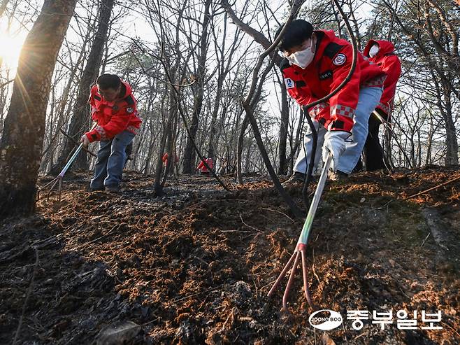 22일 오후 수원시 파장동 용광사 인근 산에서 화재가 발생해 의용소방대원들이 진화작업을 하고 있다. 임채운기자
