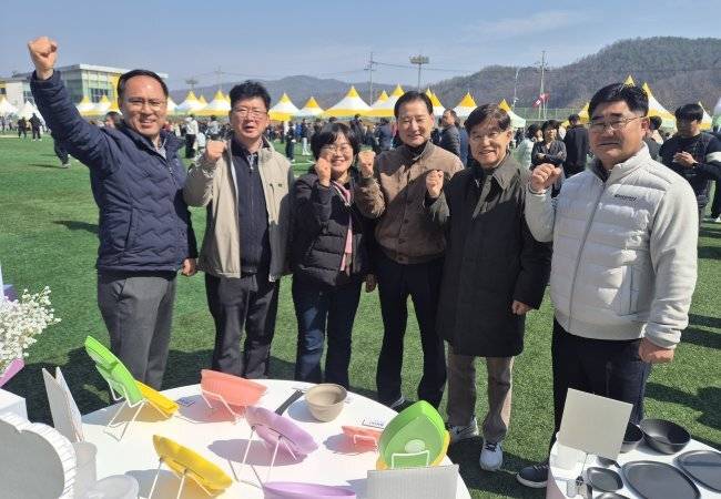 오른쪽부터 농협중앙회 권영주 양평군지부 지부장, 이종수 지평농협 조합장, 최성호 양서농협 조합장, 송혜숙 양평군 청소과장, 강성욱 용문농협 조합장, 이종영 농협 양평군지부 회원지원단장 등이 제27회 양평 단월 고로쇠축제장에서 다회용품 사용 확대를 결의하고 있다. <독자 제공>