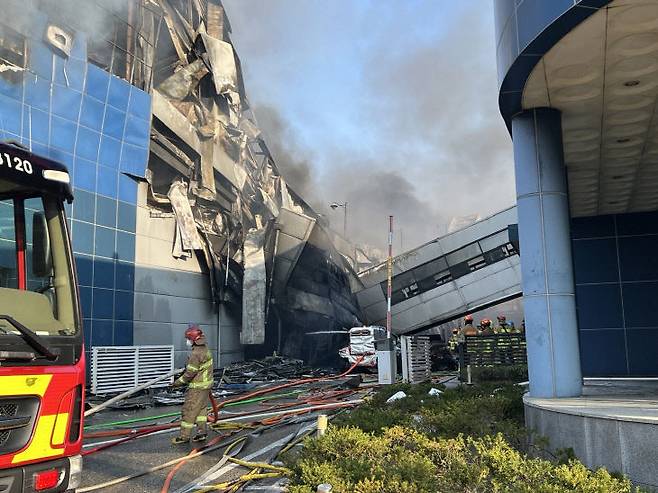 대전 대덕구 문평동 자동차 부품 제조공장 화재 현장에 일부 건물과 연결통로가 붕괴돼 있다. 사진은 20일 화재 진화율 80% 정도 때 모습. [사진=이현제 기자]