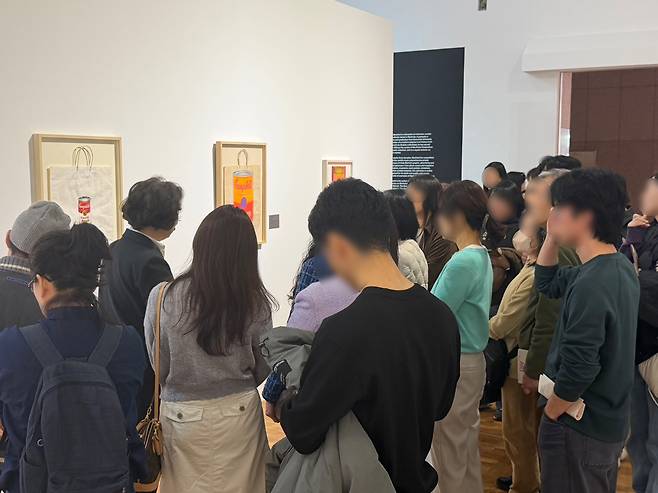 21일 오후 대전시립미술관 '앤디 워홀 예술을 팔다(Andy Warhol The Business of Art)' 전시실이 관람객들로 북적이고 있다. 사진=정현태 기자