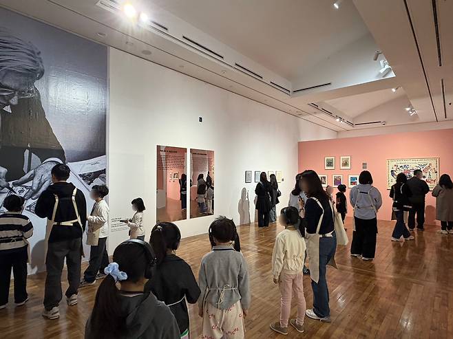 22일 오후 대전시립미술관 '앤디 워홀 예술을 팔다(Andy Warhol The Business of Art)' 전시실이 관람객들로 북적이고 있다. 사진=정현태 기자