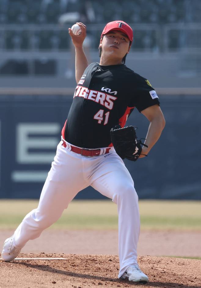 프로야구 정규리그 개막을 엿새 앞둔 22일 서울 송파구 잠실구장에서 열린 두산 베어스와 KIA 타이거즈의 시범경기. KIA 선발 황동하가 힘차게 공을 던지고 있다. /연합뉴스