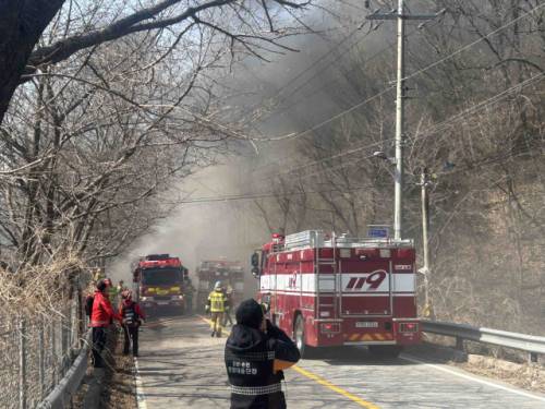◇22일 오후 1시14분께 춘천시 남산면 서천리 사유림에서 산불이 발생해 진화작업을 벌이던 산불진화대원 D(63)씨가 손 등에 열상을 입었다. 사진=강원특별자치도소방본부 제공
