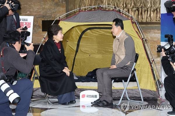 박근혜 전 대통령이 22일 국회 로텐더홀 단식 농성장에서 통일교·공천헌금 '쌍특검' 수용을 요구하며 여드레째 단식 중인 국민의힘 장동혁 대표를 방문해 대화하고 있다. /연합뉴스