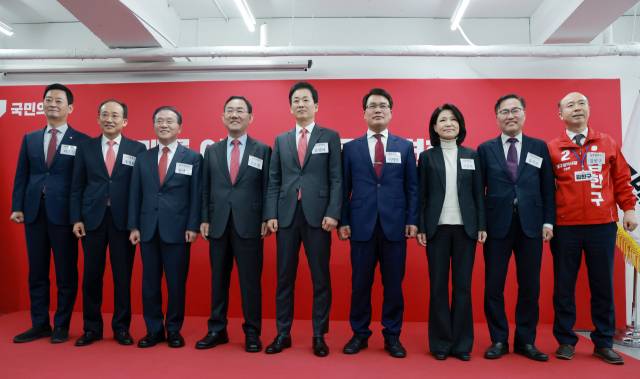 6·3 지방선거 대구시장에 도전하는 국민의힘 예비후보들이 10일 서울 영등포구 여의도 국민의힘 중앙당사에서 열린 광역단체장 후보 면접에 참석하며 기념 촬영하고 있다. 왼쪽부터 국민의힘 최은석·추경호·윤재옥 의원, 주호영 국회부의장, 유영하 의원, 이재만 전 대구 동구청장, 이진숙 전 방송통신위원장, 홍석준 전 의원, 김한구 전 달성군 새마을협의회 감사. 연합뉴스