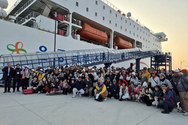 지난 21일 울릉도 사동항에 도착한 대형 카페리 뉴씨다오펄호에서 내린 전국의 참가자들이 성공적인 대회를 위한 파이팅을 외치고 있다. /황진영 기자