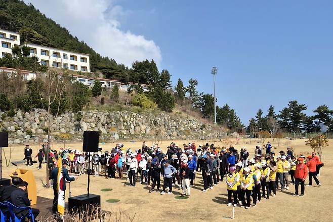 라페루즈 리조트 파크골프장에서 열린 ‘제1회 울릉크루즈배 전국 파크골프 대회’ 개막식에서 전국에서 모인 동호인들이 경기에 앞서 결의를 다지고 있다. /황진영 기자