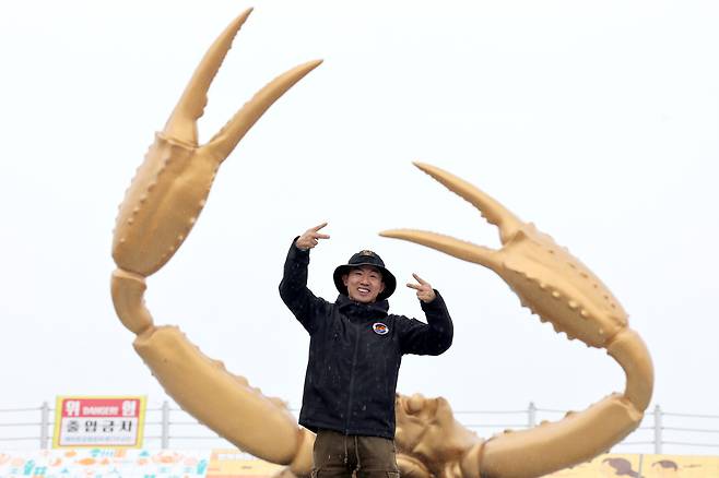‘대게’의 성장과정과 빼닮은 인생을 살아온 제29회 영덕대게축제 총감독 이재선씨가 지난 18일 축제가 열리는 해파랑공원에서 대게 조형물 앞에서 축제 성공 개최 각오를 말하고 있다. /이용선기자 photokid@kbmaeil.com