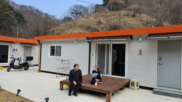 영덕군 지품면 속곡리 김정엽 씨가 임시주택에서 어머니와 함께 1년 전 야밤에 들이닥쳤던 산불 화마에 대해 이야기를 나누고 있다. 김영호 기자