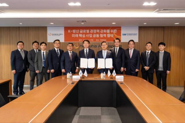 한화에어로스페이스와 한국항공우주산업(KAI) 관계자들이 지난 2월 ‘방산·우주항공 협력을 위한 양해각서’를 체결하고 기념사진을 찍고 있다. 한화에어로스페이스 제공