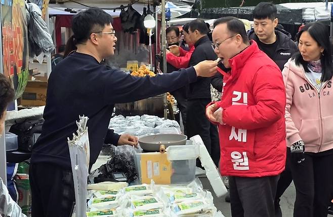 ▲ 김재원 경북도지사 예비후보는 22일 구미 선산시장과 의성 공설전통시장을 방문, 지역 민심과 전통시장 활성화 방안에 대한 의견을 나눴다.