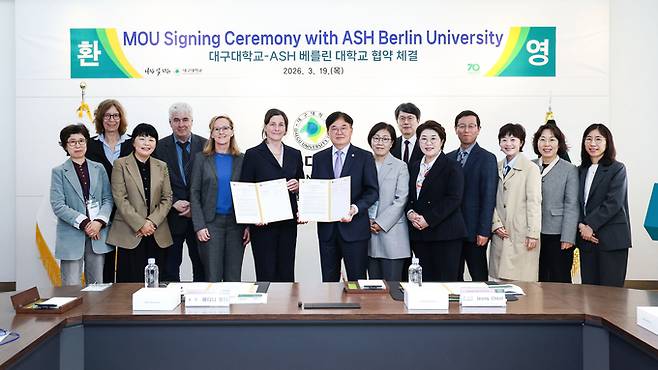 ▲ 대구대학교는 지난 19일 대학 캠퍼스에서 애쉬 베를린 대학교와 교육 및 연구 분야 상호 협력을 위한 업무협약(MOU)을 체결했다. 학술교류협정체결식 기념 단체. 대구대.