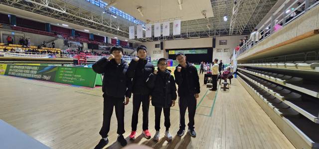 창원 신월중학교 복싱부 손지성(오른쪽 두 번째)이 부원들과 기념 촬영을 하고 있다./신월중학교/